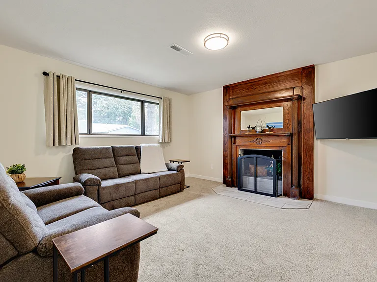 Lower Level
+60" TV
+Aesthetic fireplace
+2nd desk
+Couch recliners