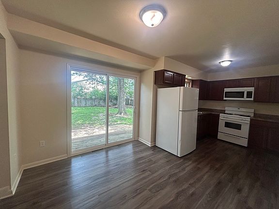 5th image of 2104 Devon Ave