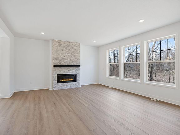4th image of 11336 Masters St N