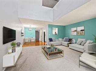 472 Manchester Ln, Hartland, WI 53029