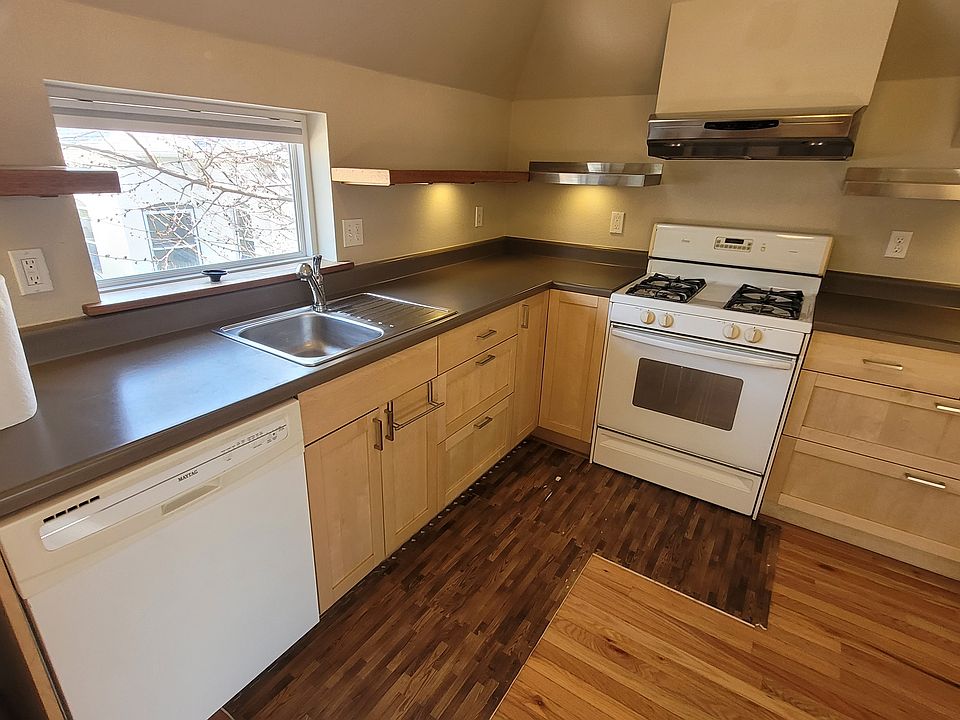 1st image of 860 N Lipan St