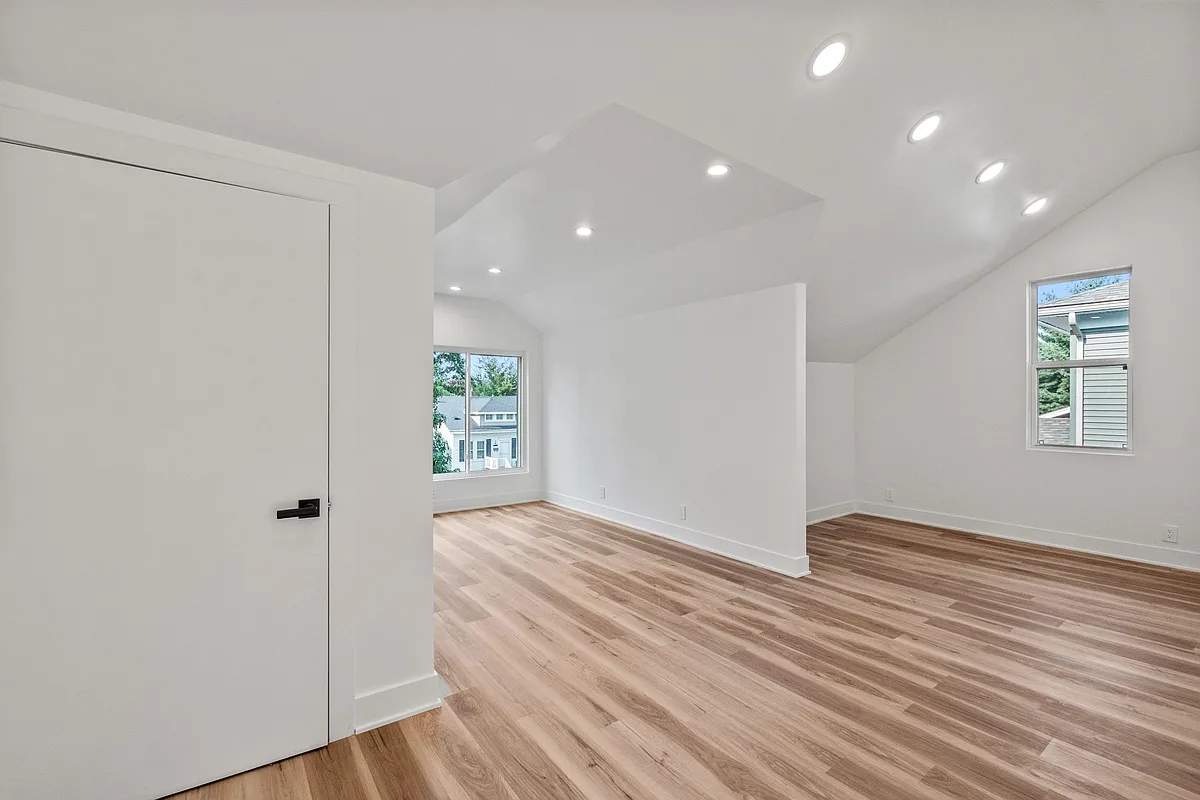 Living Area - 221 Academy Ave #2