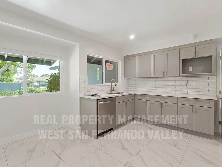 9801 Columbus Ave — Photo 10