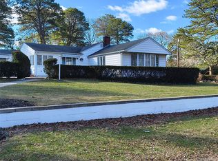 1 Washington Ave E, Hampton Bays, NY 11946