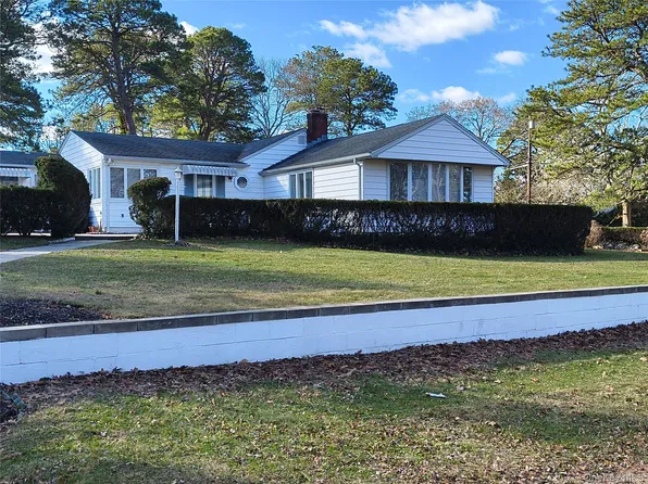 1 Washington Ave E, Hampton Bays, NY 11946