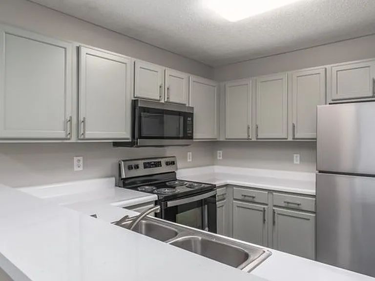 Wendover Ridge Apartments — Photo 8