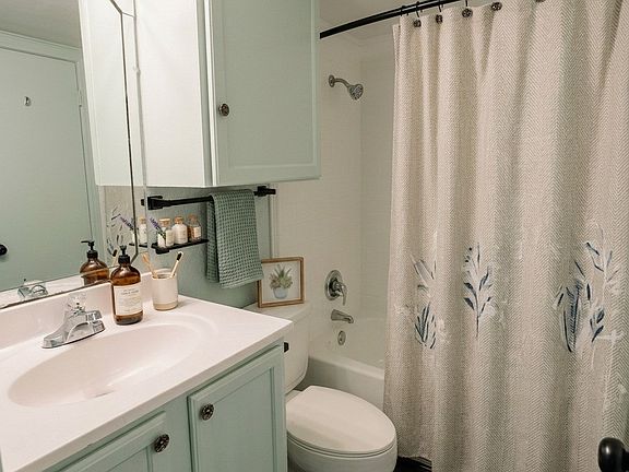 5th image of 9811 Walnut St #104