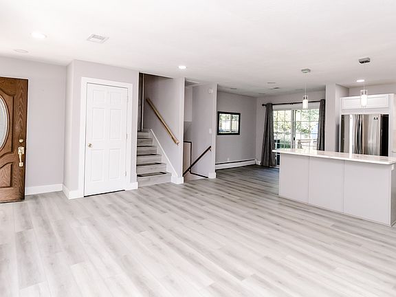 4th image of 218 Narcissus Dr