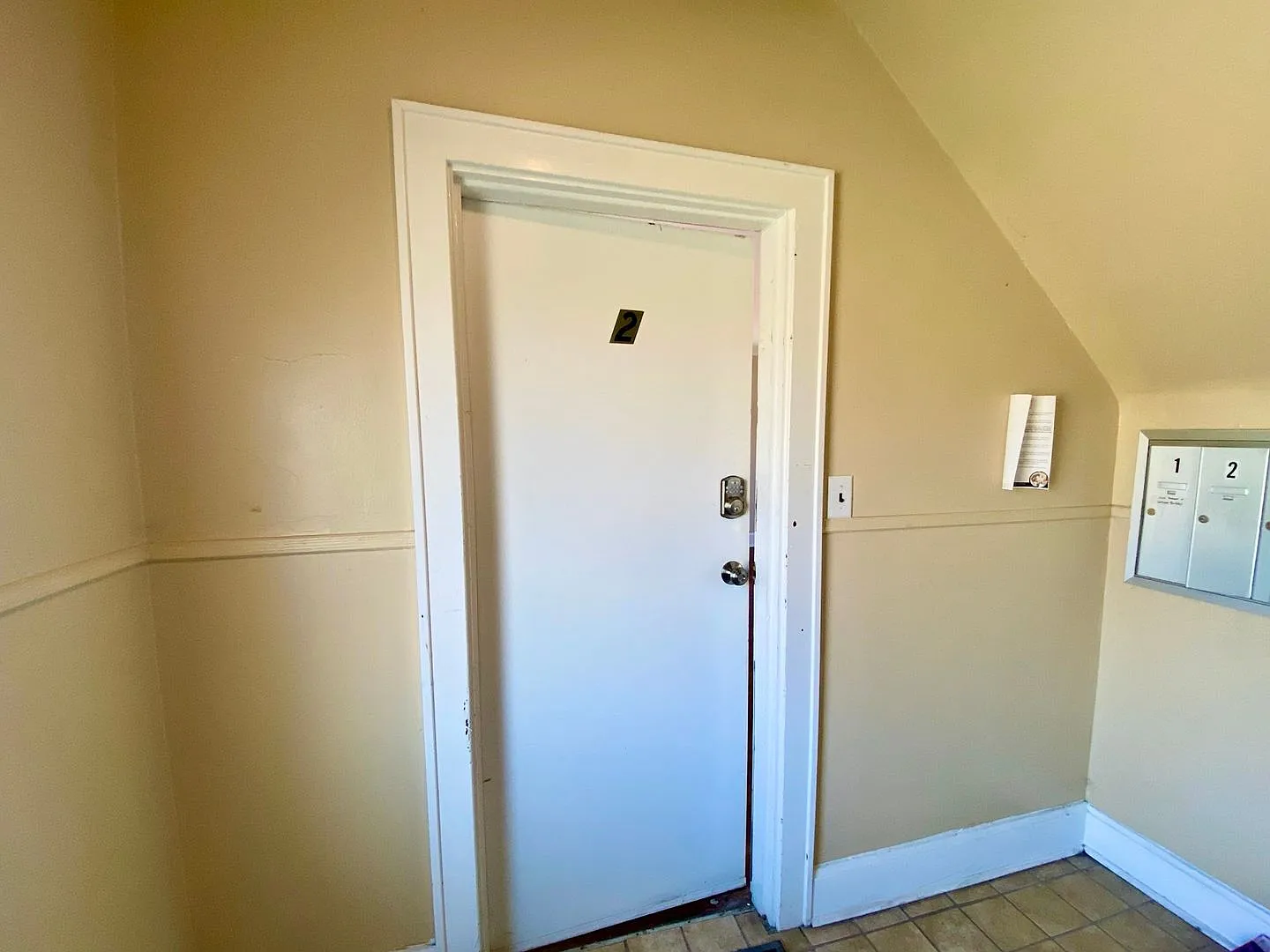 1029 Dana Apts — Photo 3