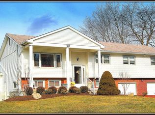 28 Kipling Way, Manalapan, NJ 07726