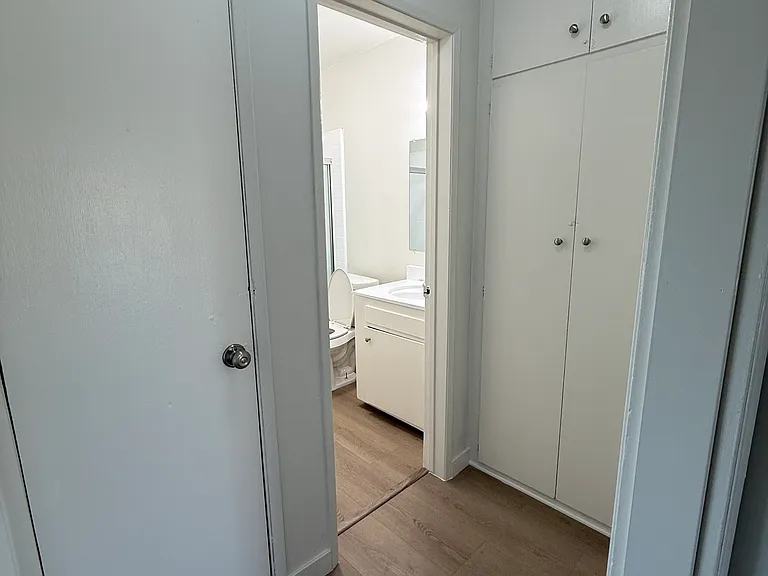 18401 Malden Apartments — Photo 12
