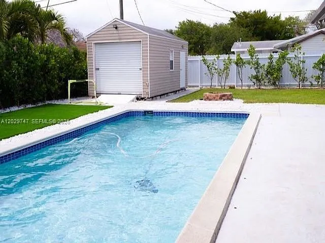 3 bed, 2.0 bath, 1331 sqft, $4,500 — Photo 2
