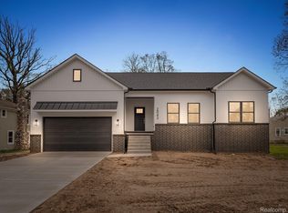 2042 Oaknoll St, Auburn Hills, MI 48326