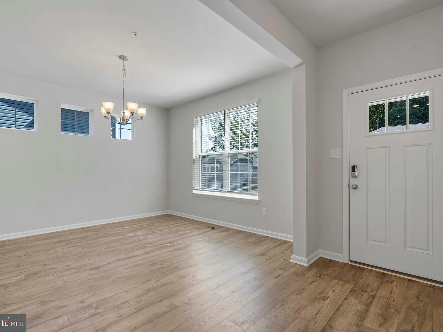 4 bed, 3.0 bath, 4098 sqft, $3,995 — Photo 4