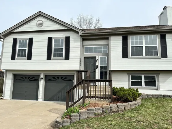 1206 Dogwood Dr, Greenwood, MO 64034
