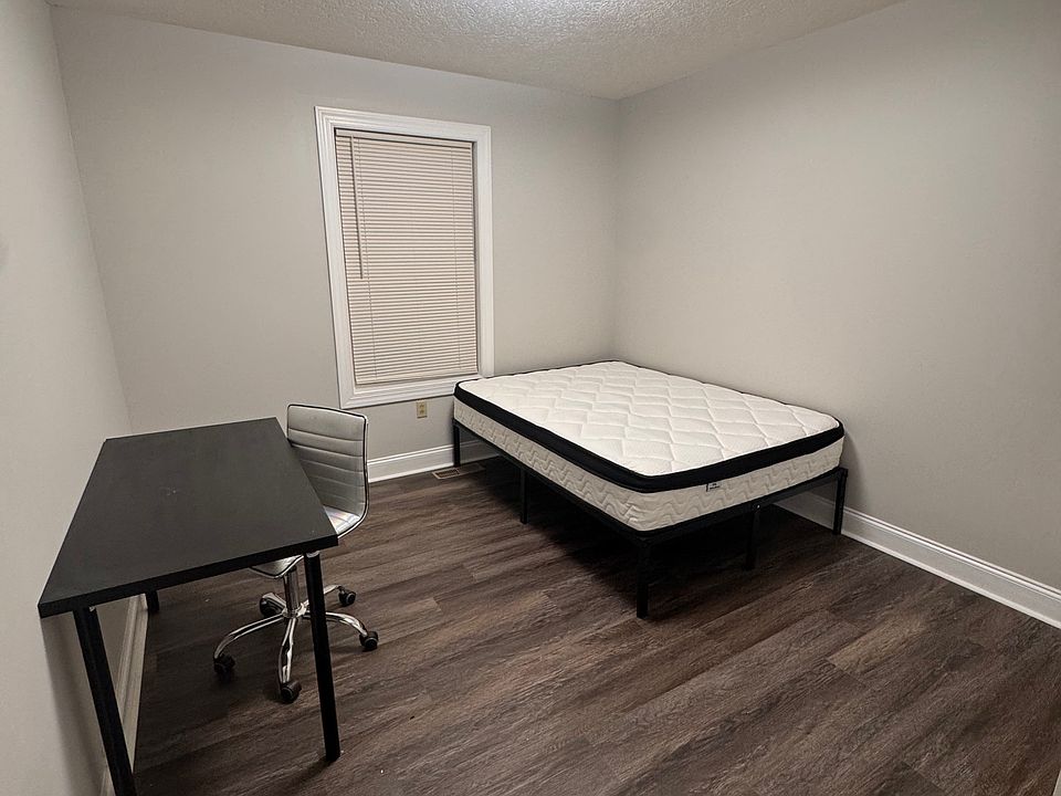1st image of 230 Bronze Leaf Dr #3