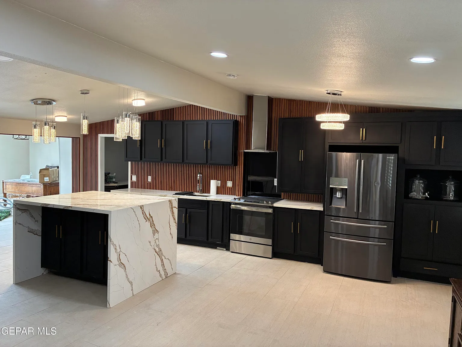 3 bed, 2.0 bath, 2050 sqft, $2,500 — Photo 3