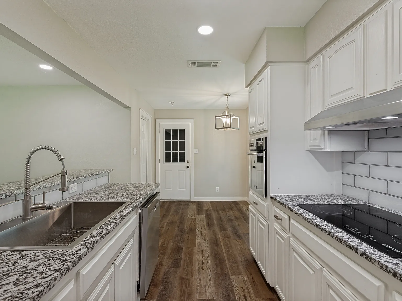 914 S Hyde Park Ave — Photo 4