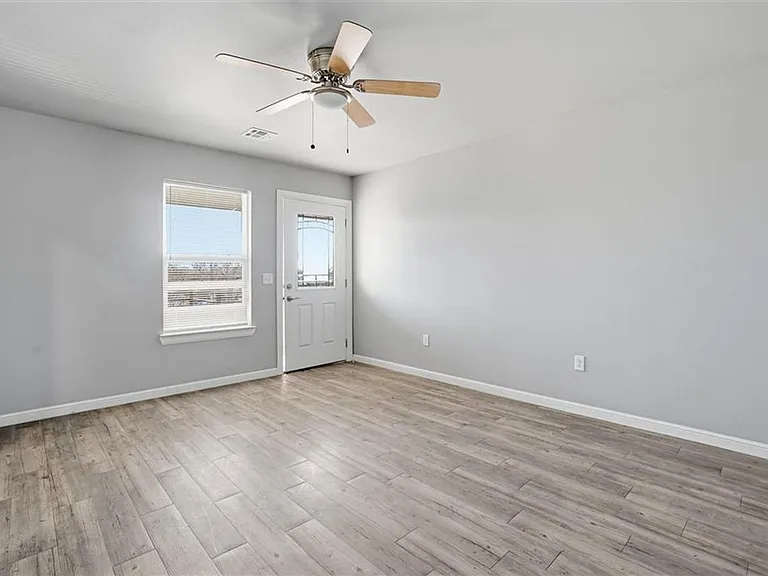 207 W C Ave — Photo 2