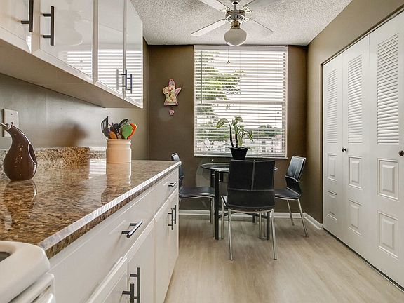 3rd image of 15 Willowbrook Ln APT 202