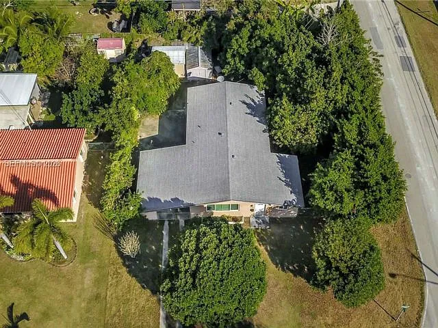 3 bed, 2.0 bath, 1075 sqft, $3,100 — Photo 3