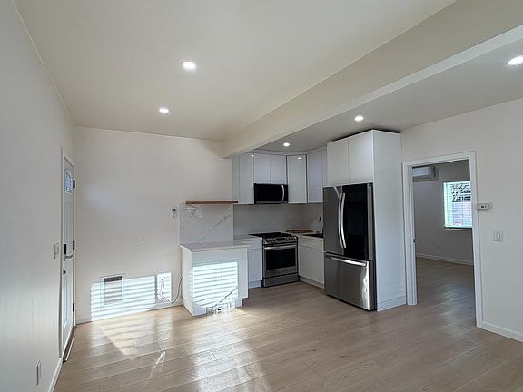 4th image of 18924 Vose St