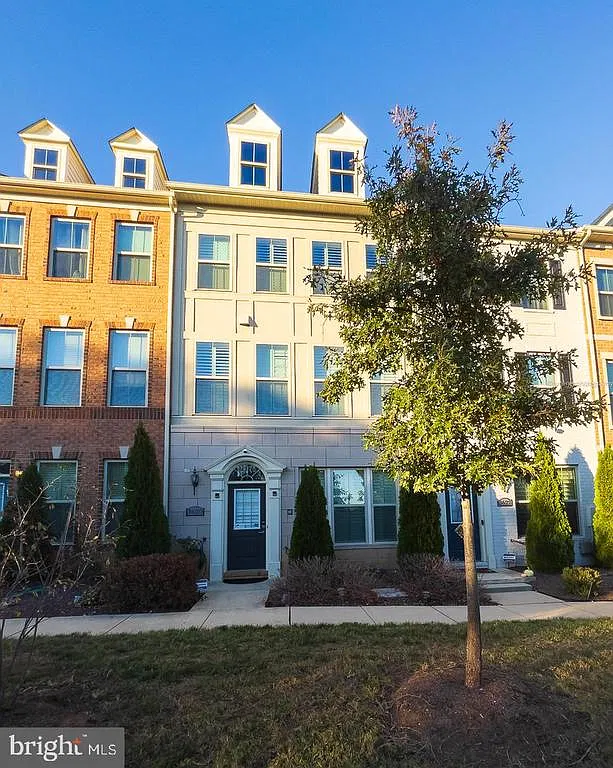 4 bed, 4.5 bath, 2590 sqft, $4,800 — Photo 1