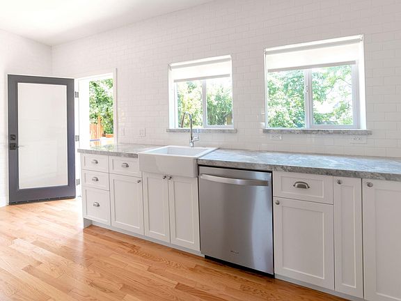 5th image of 2211 Elsinore St #1/2
