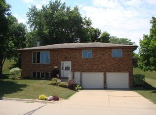 2473 Birchwood Dr, Dubuque, IA 52002