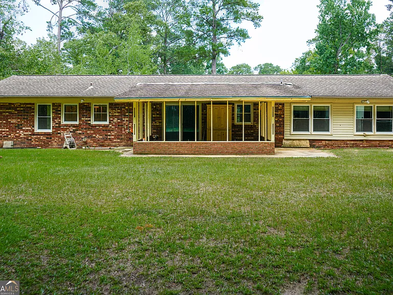 307 Pinewood Dr — Photo 4