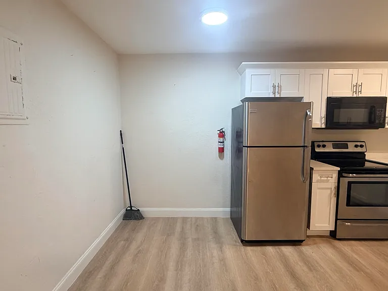 800 Moffett St #3 — Photo 6