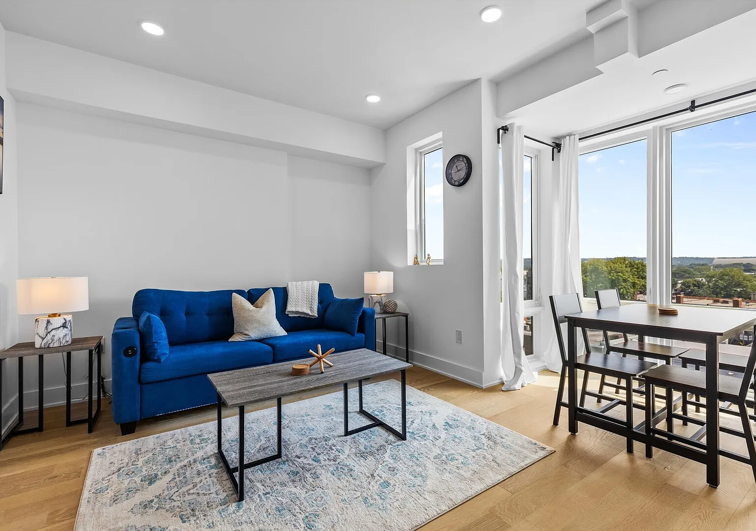 Modern and Stylish 2-Lvl 1-BR Penthouse Apt, Steps to H St — Photo 3