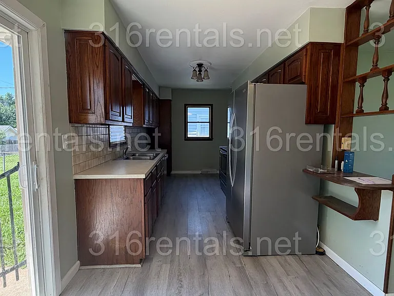 1913 Cron St — Photo 5