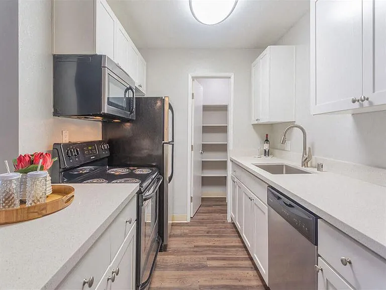 Skyline Heights Apartments — Photo 5