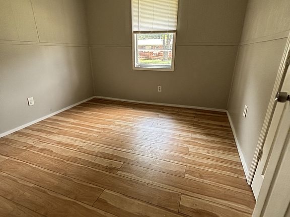 4th image of 433 Fleming Dr