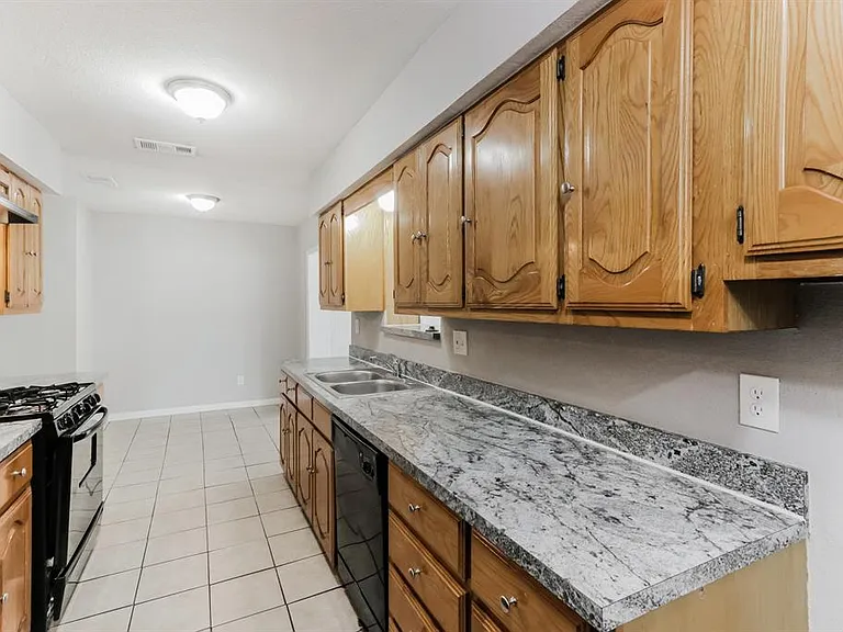 2512 Whitson Way — Photo 7