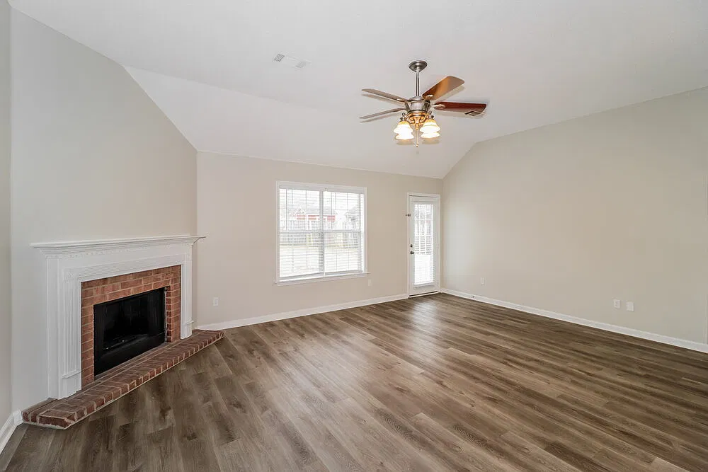 3 bed, 2.0 bath, 1602 sqft, $1,980 — Photo 4