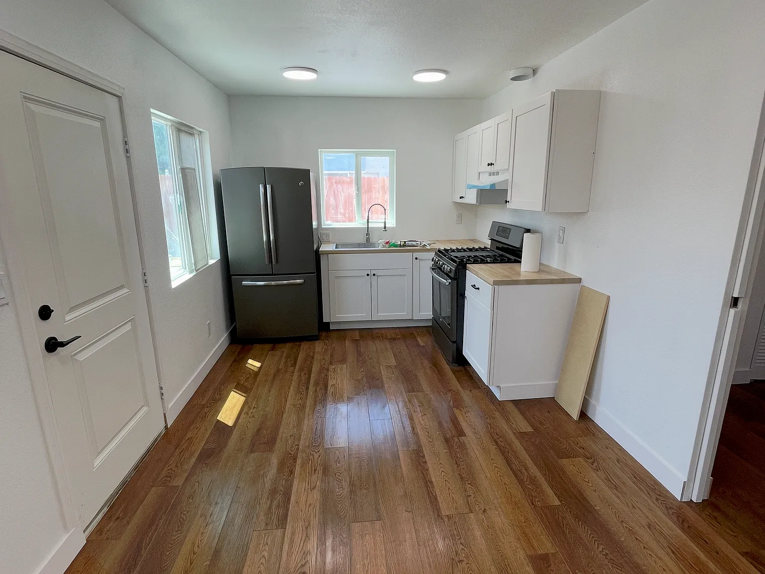 1 bed, 400 sqft, $1,900 — Photo 2