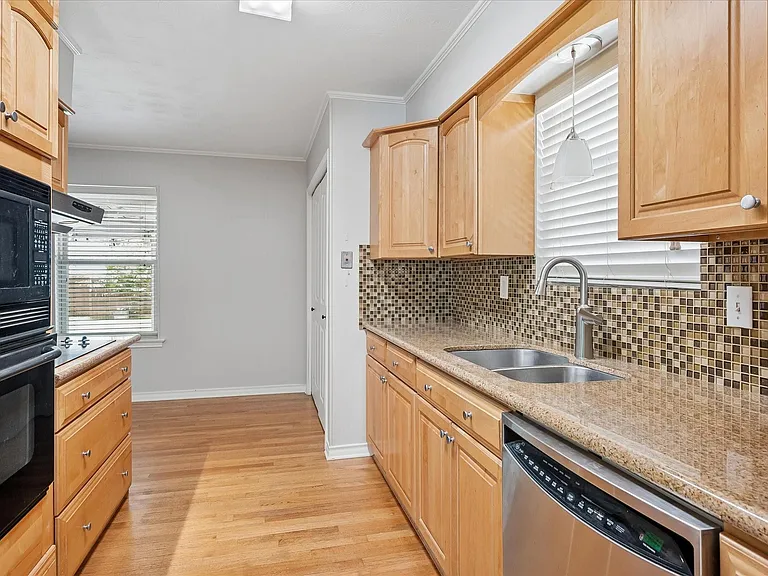 10626 Longmeadow Dr — Photo 8