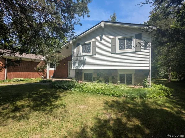 3211 McCluskey Dr, Pinckney, MI 48169