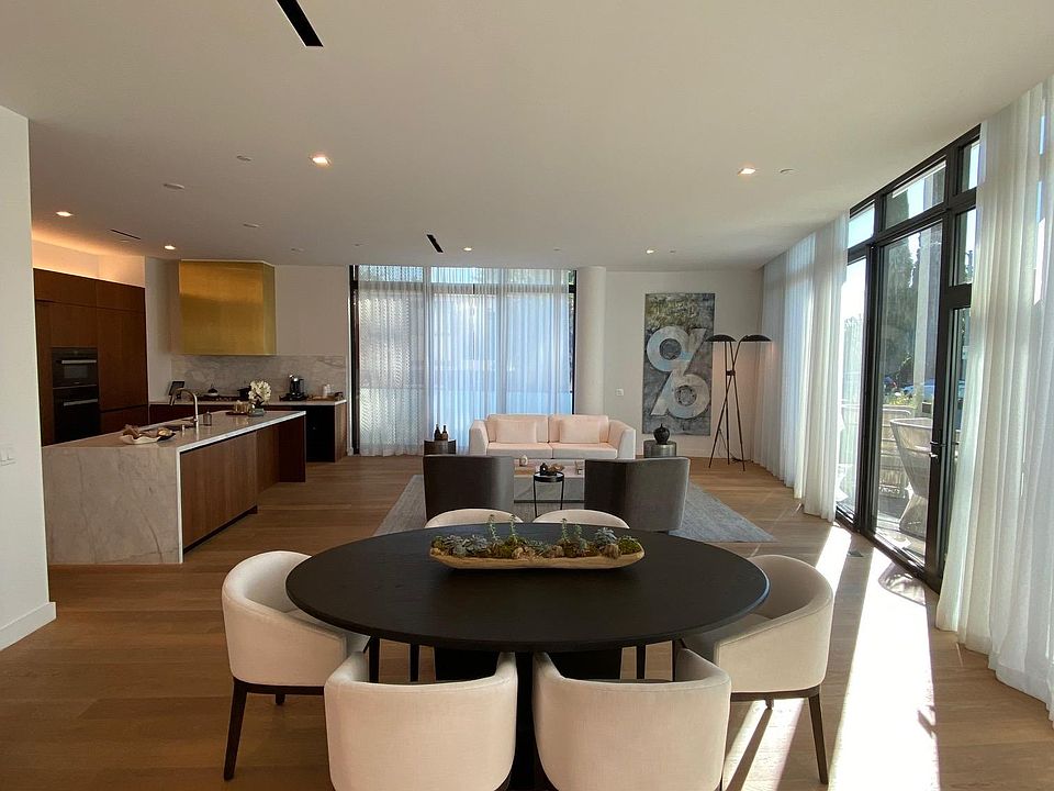 1st image of 708 N Doheny Dr #101
