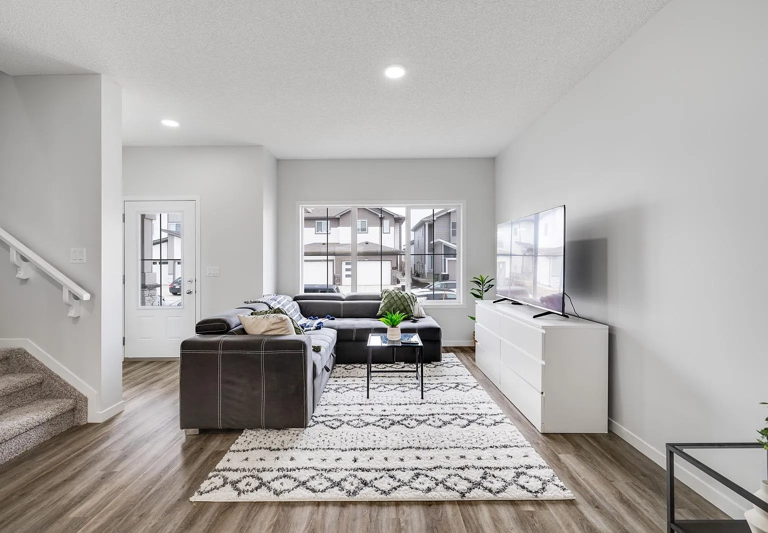 1227 16 Ave NW - Aster — Photo 2