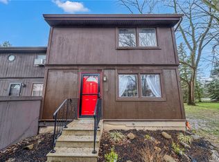 8 Robin Rd, Amherst, NY 14228