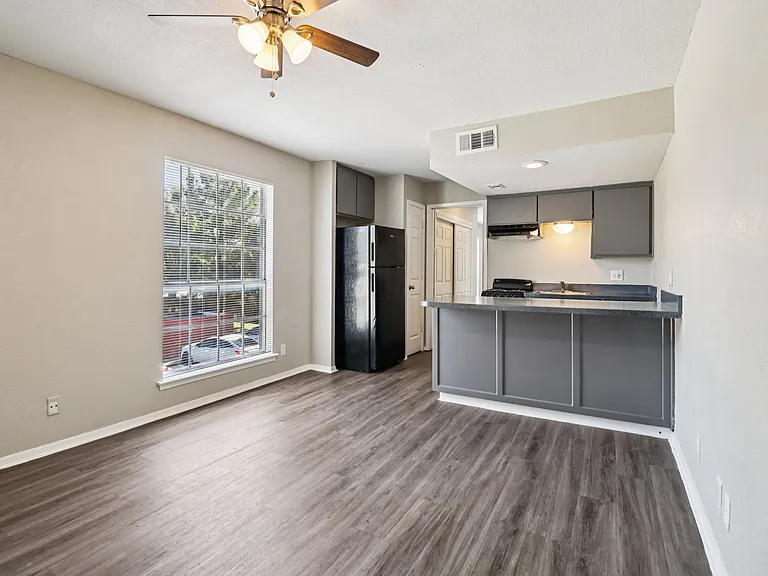 Oak Tree Apartments — Photo 14