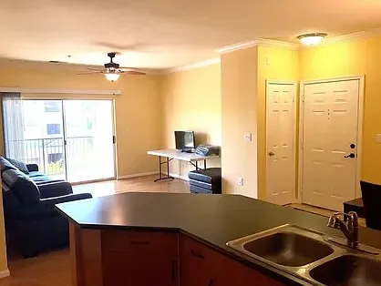 2 bed, 983 sqft, $2,100 — Photo 3