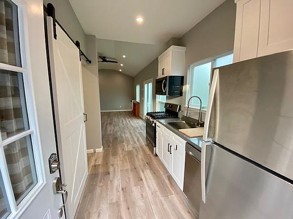 2nd image of 1012A Chula Vista Ave