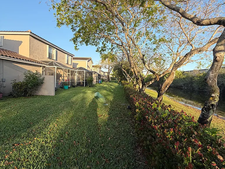 10525 NW 57th Ct — Photo 18