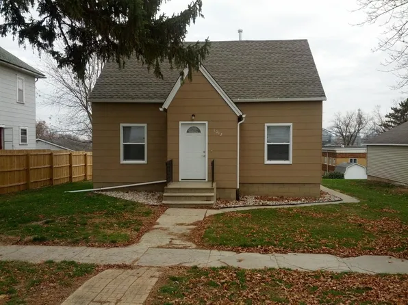 1012 Howard St, Aplington, IA 50604