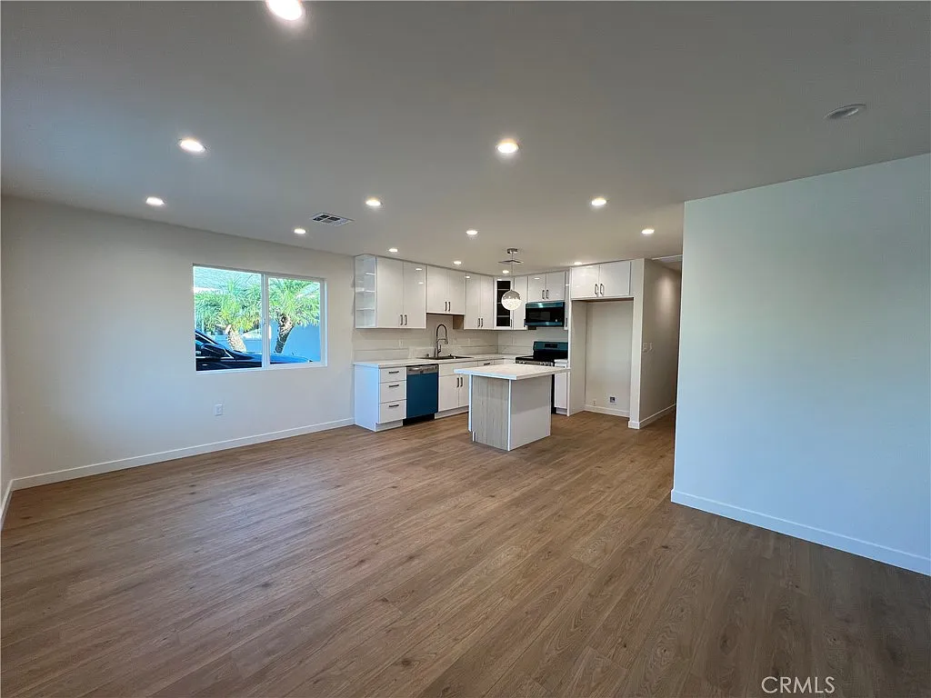 2 bed, 1000 sqft, $3,000 — Photo 2