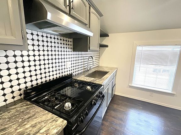 4th image of 2714 E Newton Pl